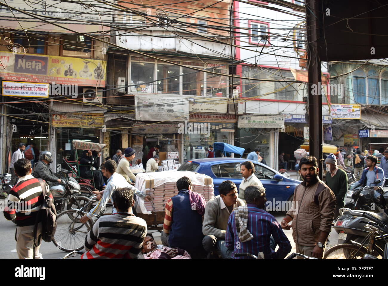 La vie quotidienne dans les rues bondées de Chandni Chowk, Delhi, Inde Banque D'Images