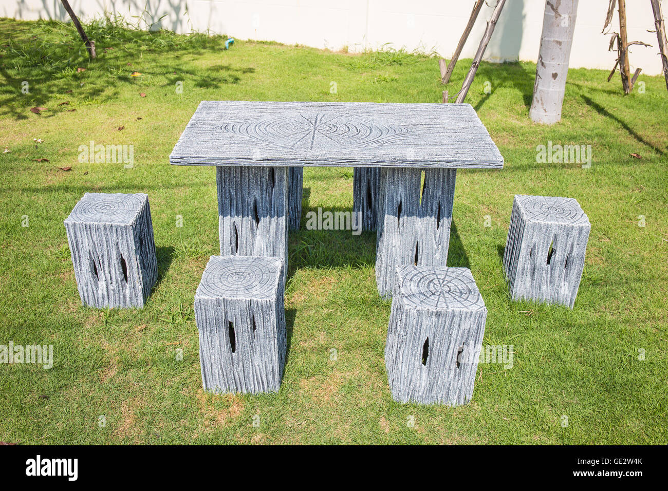 Table et chaises modernes mis debout sur une pelouse du jardin Banque D'Images