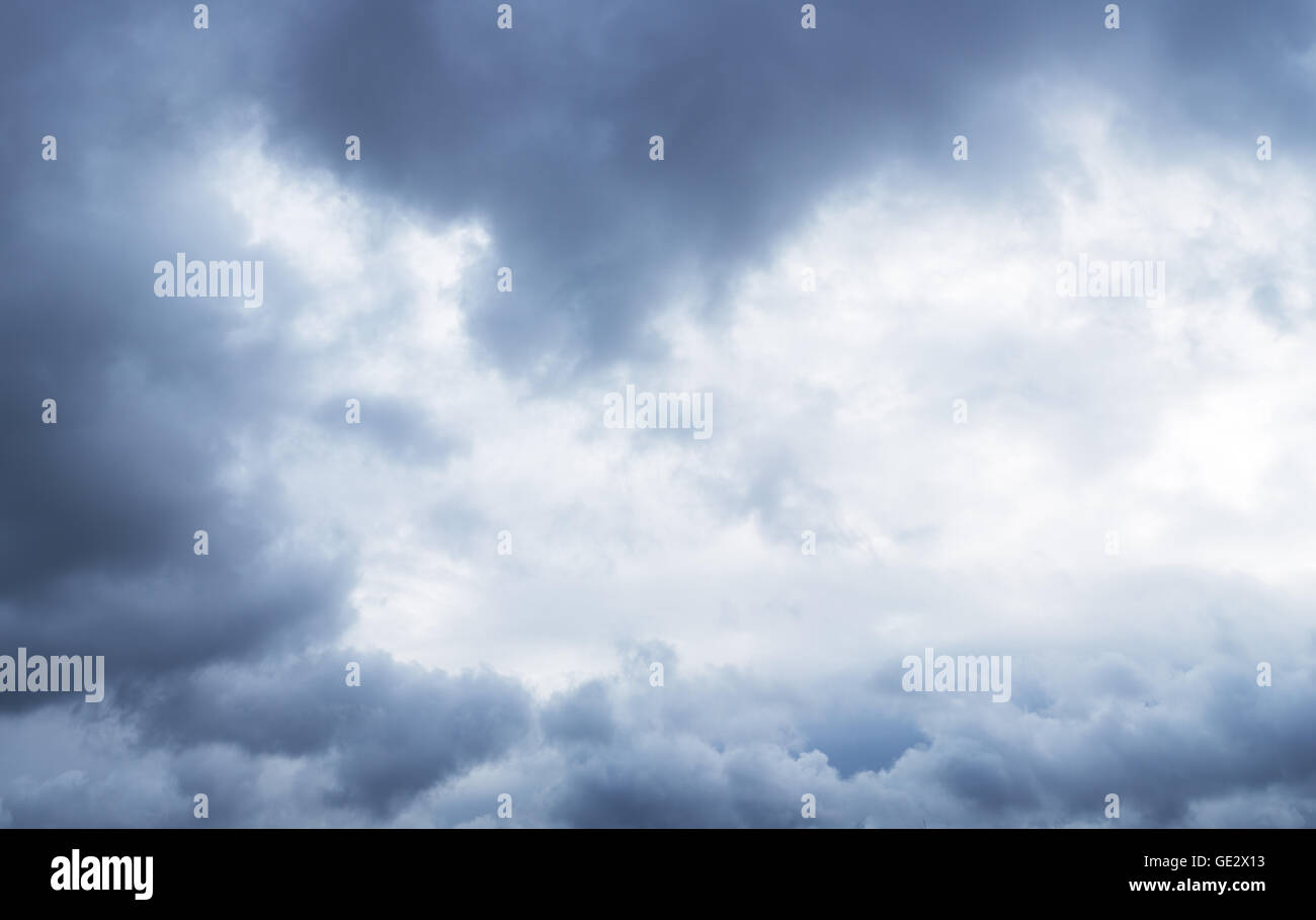 Des nuages gris dans le ciel avant que la neige tomber. Banque D'Images