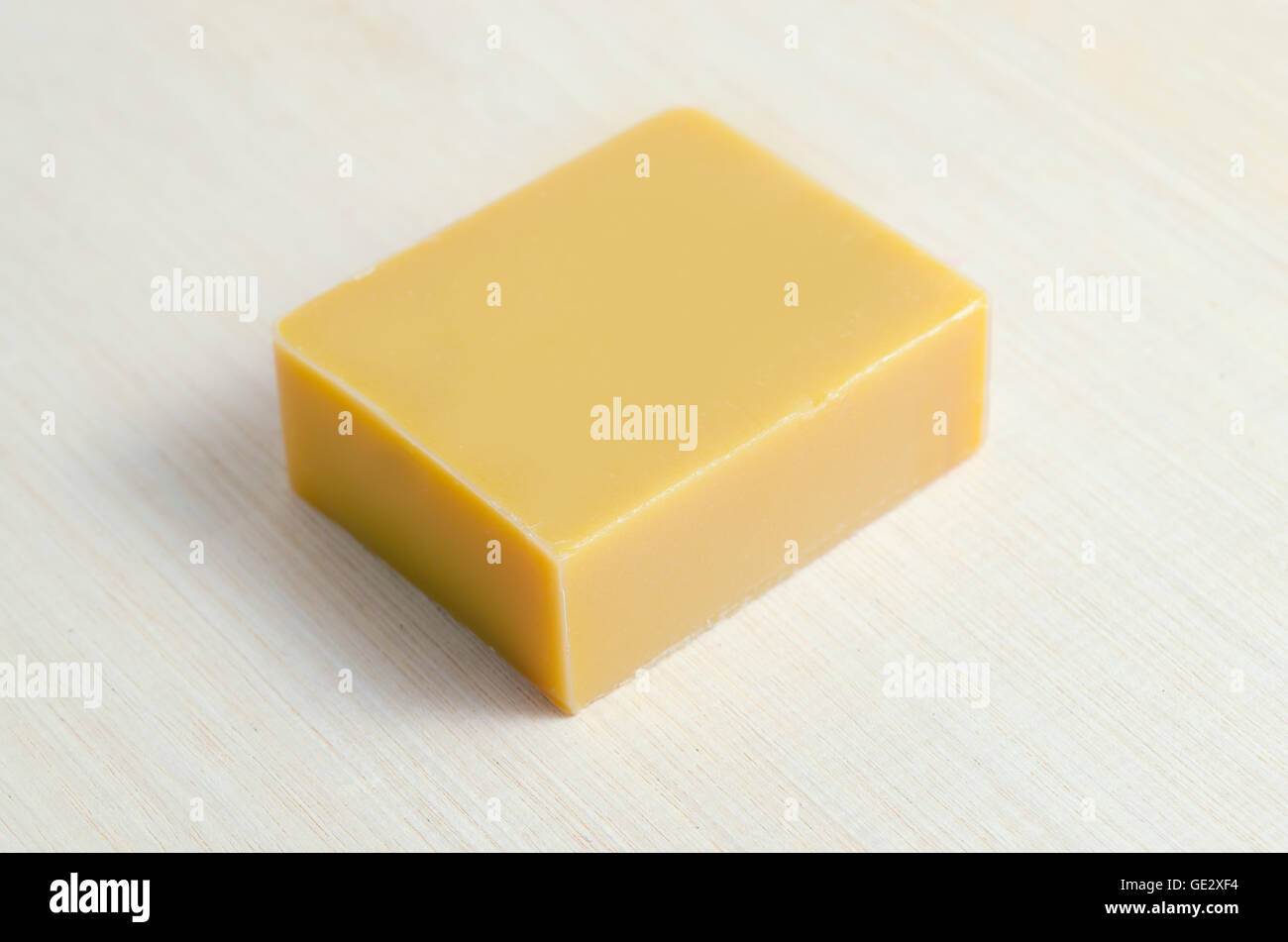 Isolé d'un savon sur planche de bois, belle avec un savon parfum mangue remplies avec ingrédient naturel Banque D'Images