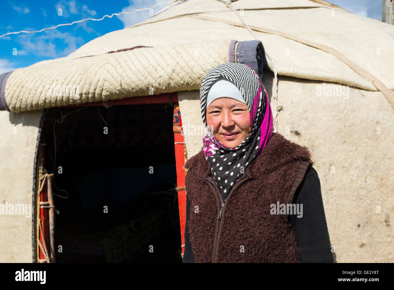 Le Kirghizistan femme fils-kol Banque D'Images