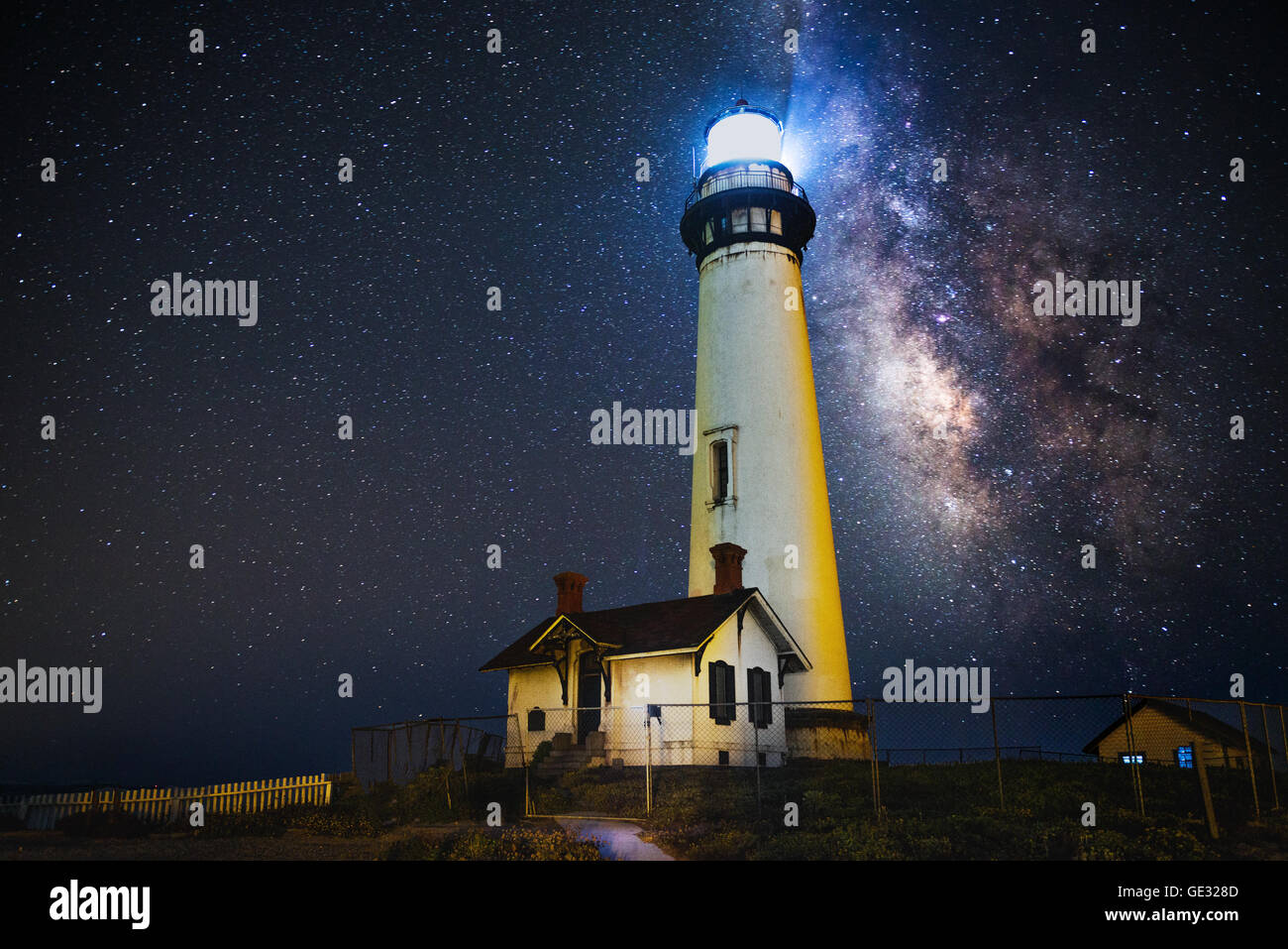 Millions d'étoiles et une Voie Lactée sur Pigeon Point Lighthouse Banque D'Images