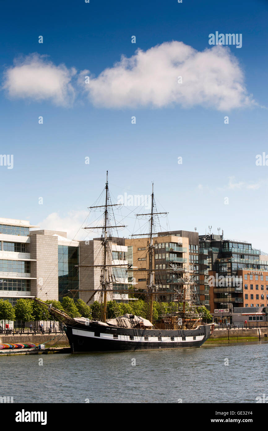 L'Irlande, Dublin, Jeanie Johnston, réplique du navire 3 mâts barque amarrée à Custom House Quay sur Liffey Banque D'Images