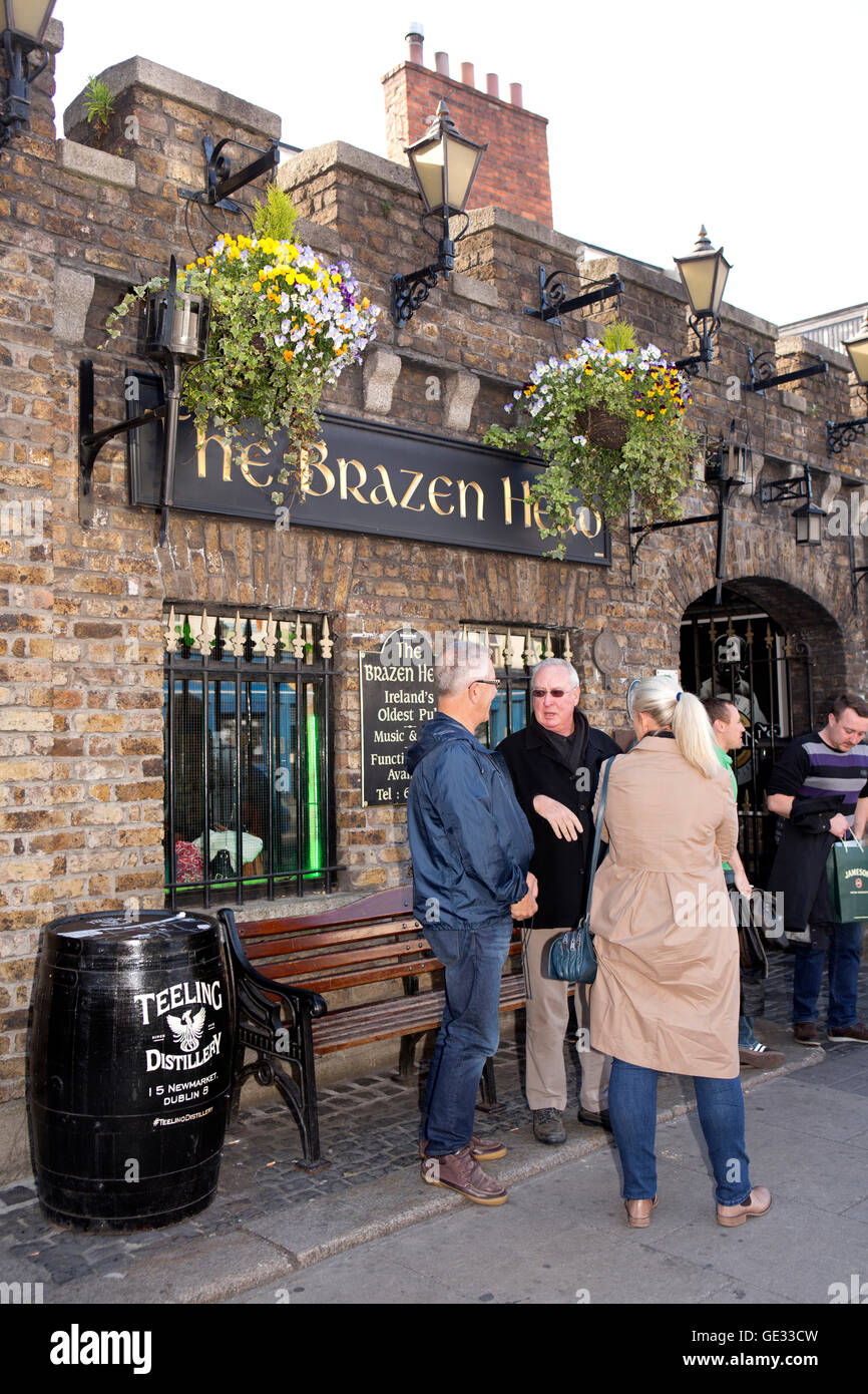 L'Irlande, Dublin, Bridge Street, les clients à l'extérieur de Brazen Head, le plus vieux pub de Dublin (1198) Banque D'Images