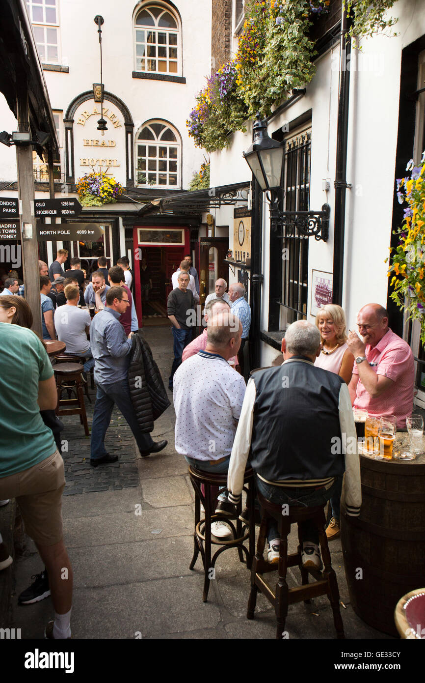 L'Irlande, Dublin, Bridge Street, Brazen Head, le plus vieux pub de Dublin (1198), les clients dans la cour Banque D'Images
