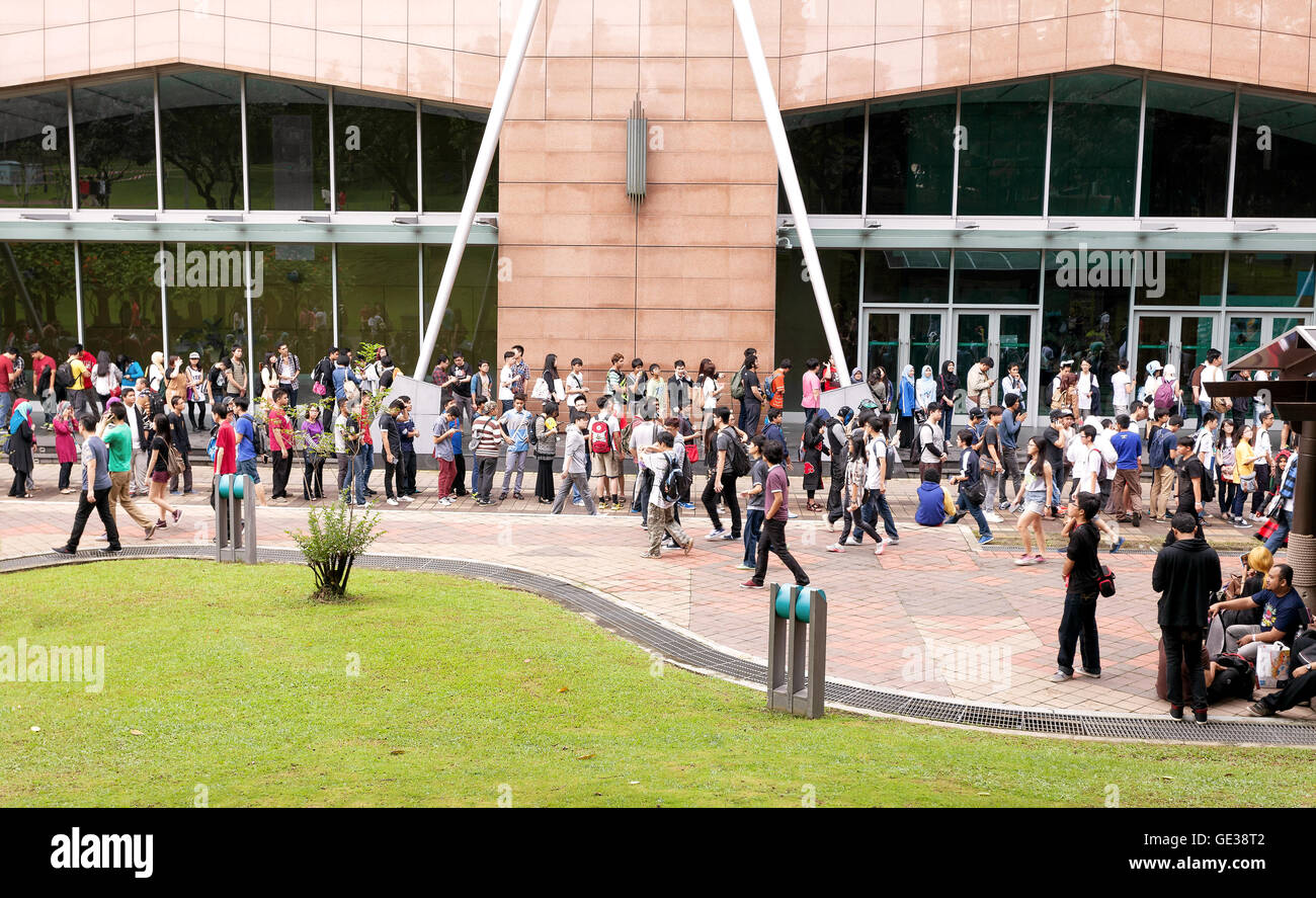 Fans en attente de l'ouverture de la bande dessinée 2014 Fiesta en face du centre des congrès de Kuala Lumpur. Banque D'Images