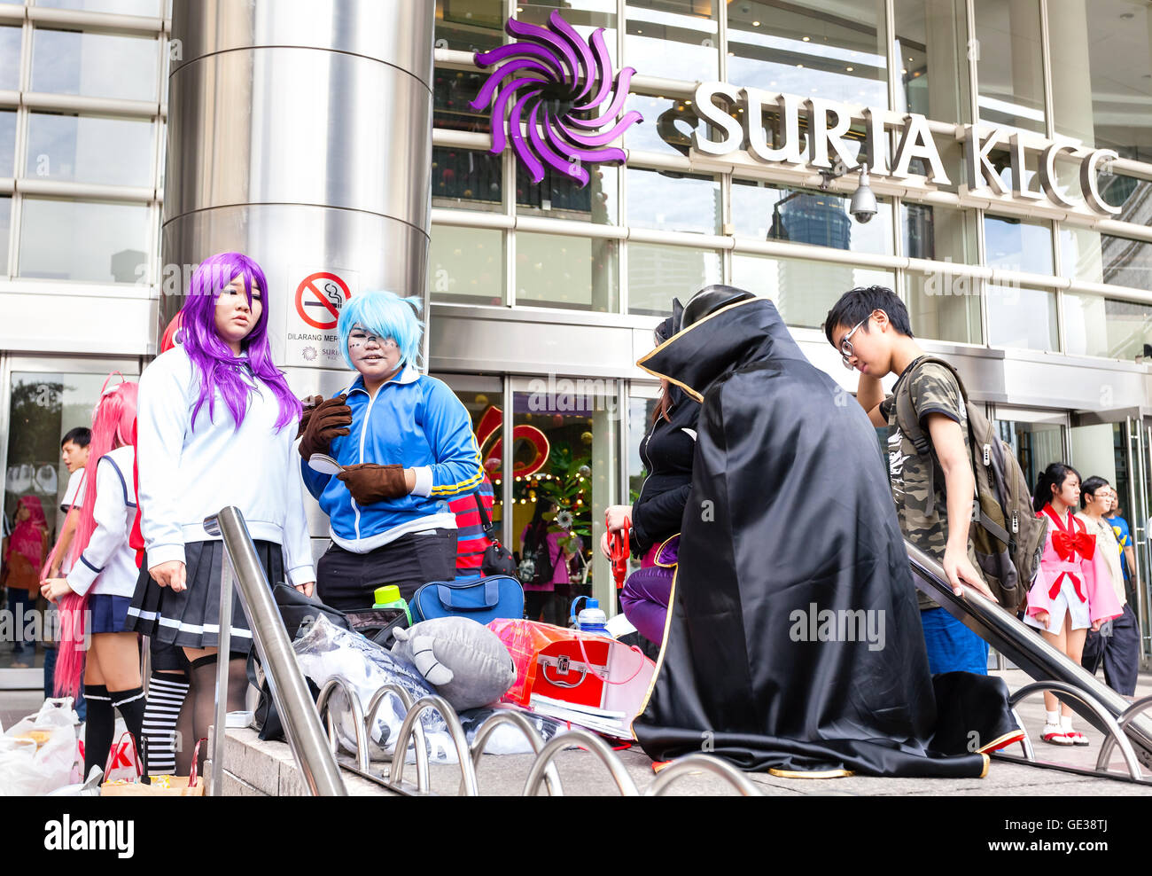Fans en costumes en attente de l'ouverture de la bande dessinée 2014 Fiesta à Kuala Lumpur Convention Centre. Banque D'Images