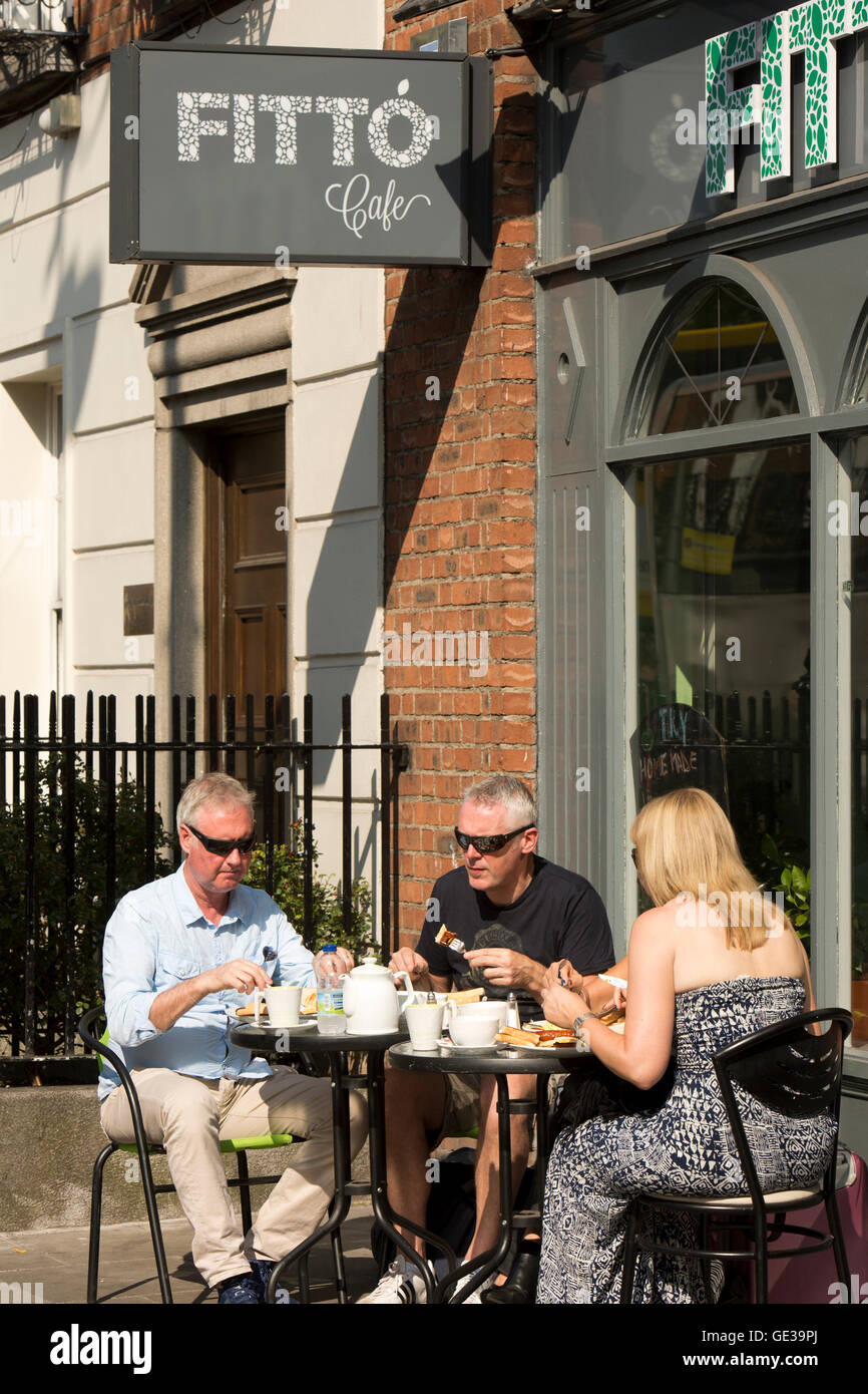 L'Irlande, Dublin, du baccalauréat à pied, les visiteurs du centre-ville prendre le petit déjeuner sur la table de la chaussée Banque D'Images