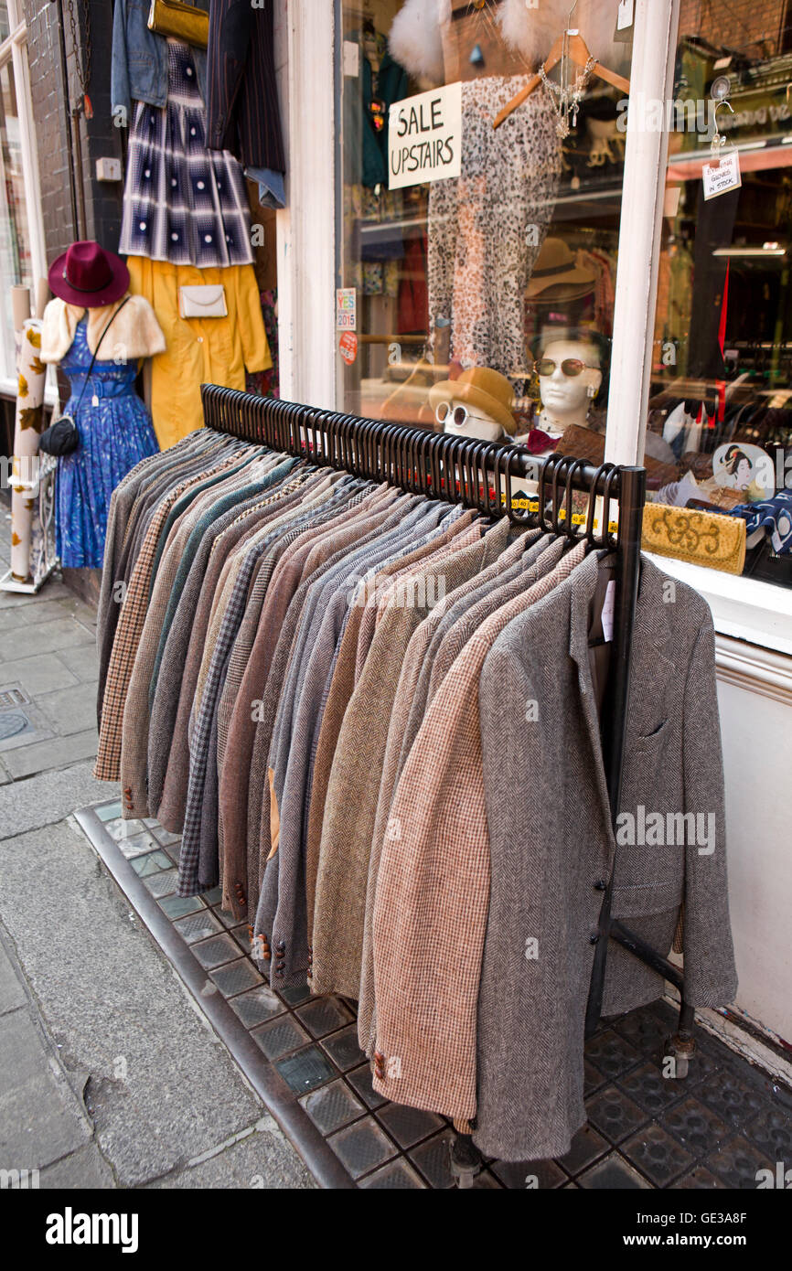 L'Irlande, Dublin, Château Marché, Harris Tweed vestes sur rail à l'extérieur vêtements vintage shop Banque D'Images