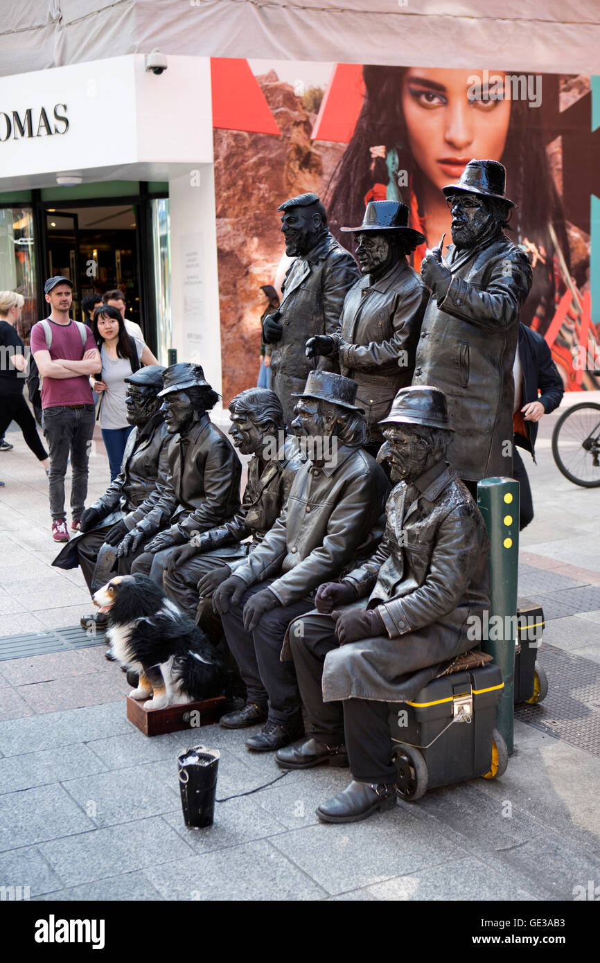 L'Irlande, Dublin, Grafton Street, amuseurs publics, des statues humaines vêtus de noir Banque D'Images