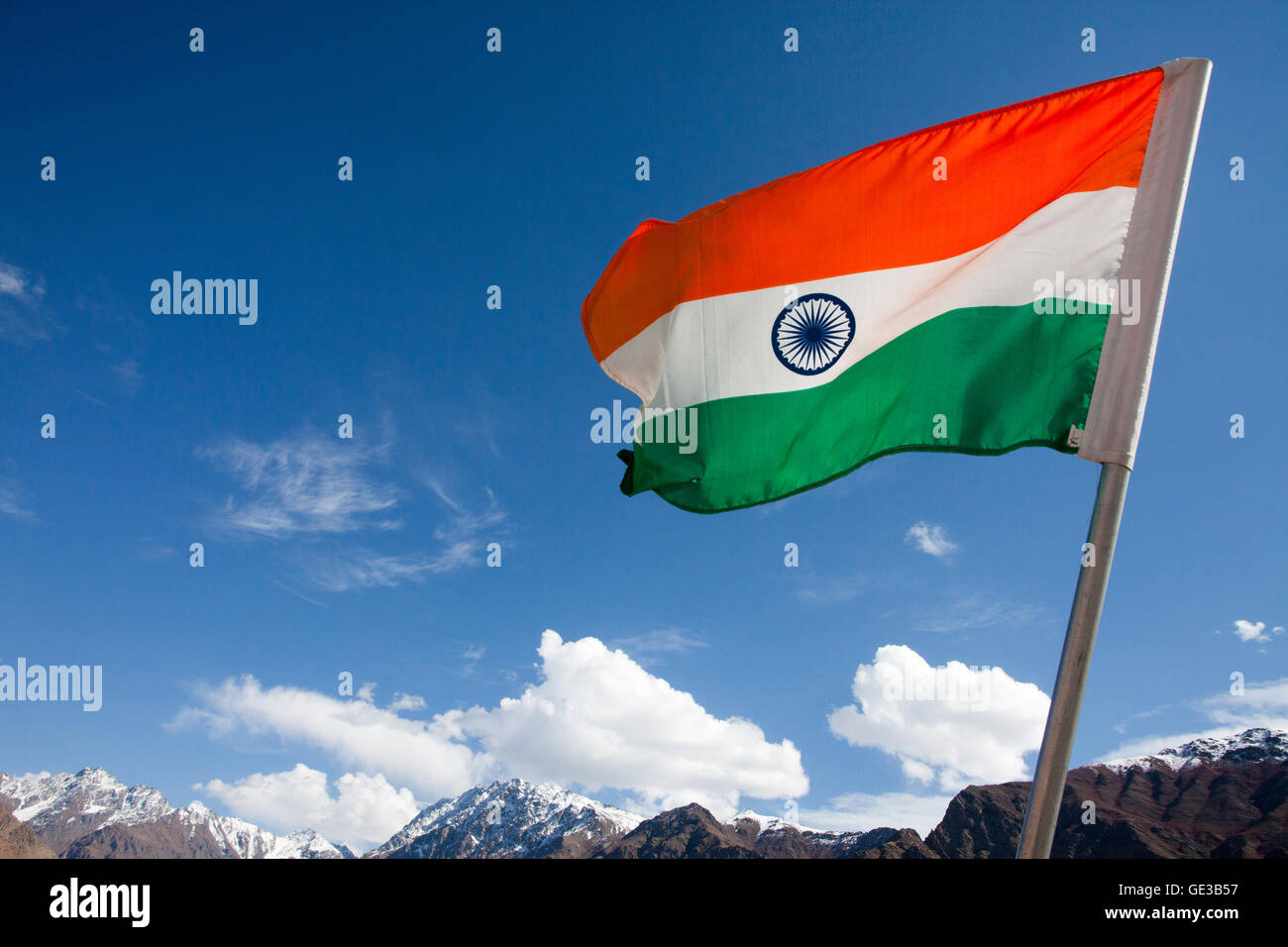 Drapeau indien sur fond de ciel bleu avec le cloud Banque D'Images