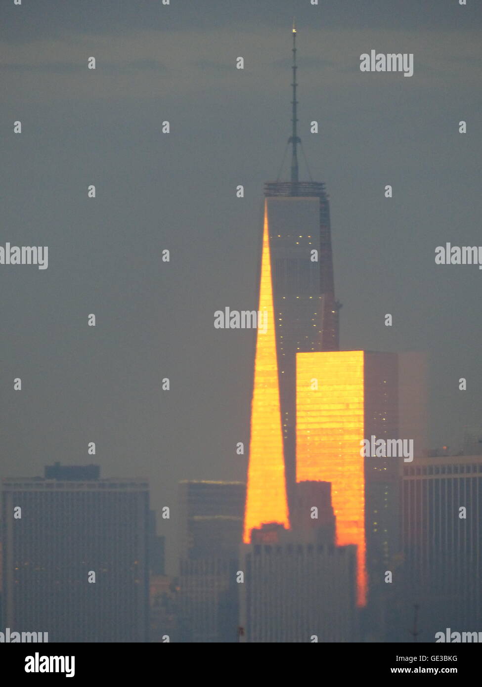 One World Trade Center vu d'un borough Park, Brooklyn quelque 8 kilomètres Banque D'Images