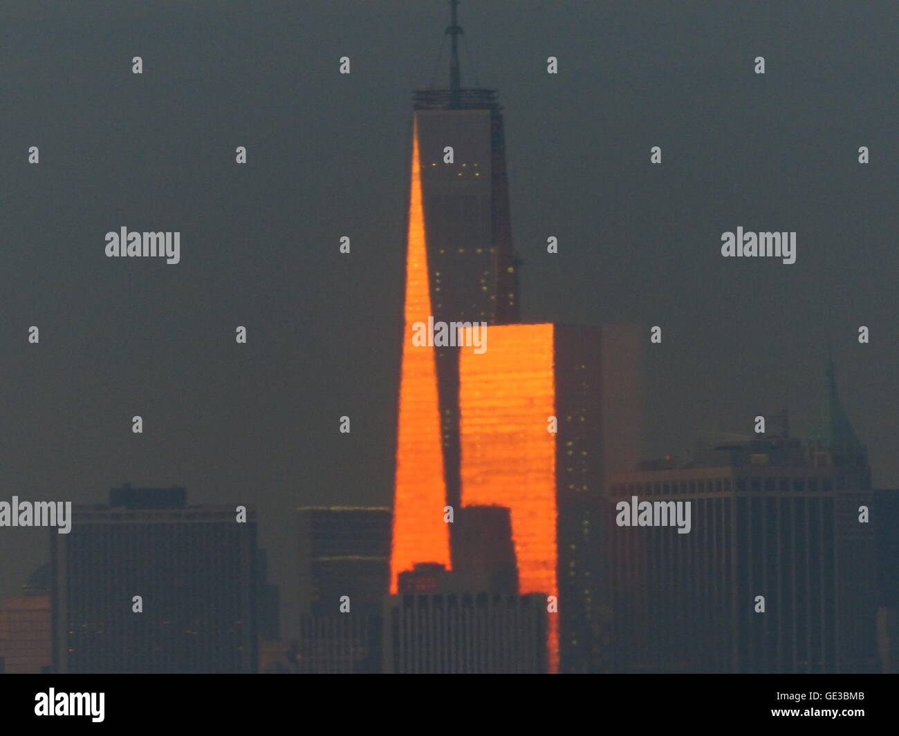 One World Trade Center vu d'un borough Park, Brooklyn quelque 8 kilomètres Banque D'Images