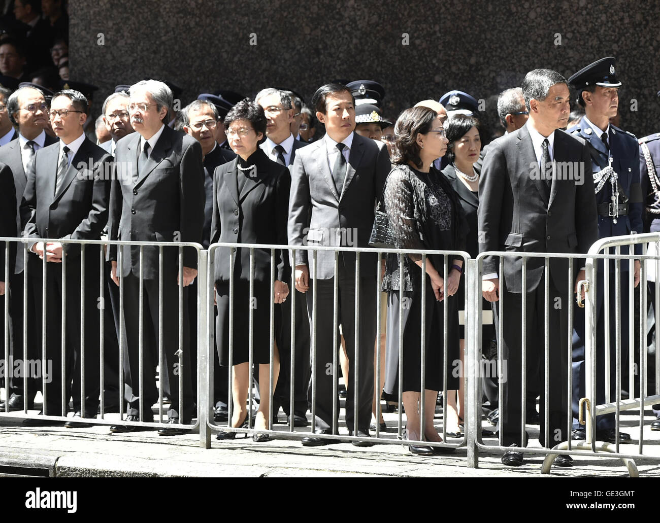 Hong Kong, Chine. 22 juillet, 2016. Chef de l'exécutif de Hong Kong Leung Chun-ying (1e R, à l'avant) et d'autres officiers assister à un service funèbre officiel avec tous les honneurs pour la fin de fireman Hui Chi-kit à Hong Kong, Chine du sud, le 22 juillet 2016. Hong Kong Services Incendie du ministère a organisé les funérailles vendredi pour hui Chi-kit, 37 ans, qui a été tué dans un incendie mortel dans un bâtiment industriel dans l'Est de Kowloon. Credit : Ng Wing Kin/Xinhua/Alamy Live News Banque D'Images