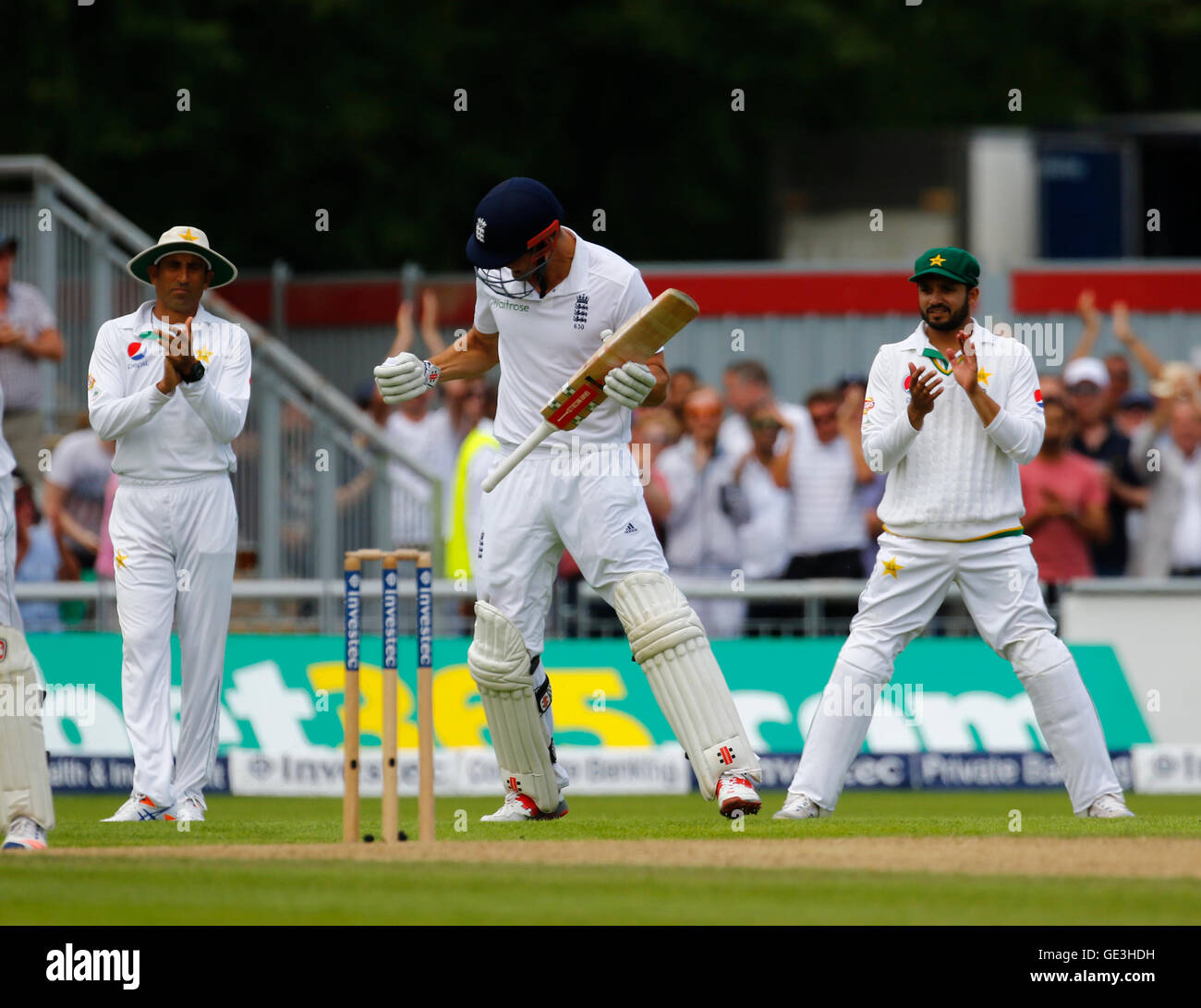Le terrain de cricket Old Trafford, Manchester, Royaume-Uni. 22 juillet, 2016. 2e international de cricket Test Angleterre v Investec au Pakistan. Le capitaine batteur Angleterre Alastair Cook célèbre atteindre son siècle au cours de la session de l'après-midi. Credit : Action Plus Sport/Alamy Live News Banque D'Images