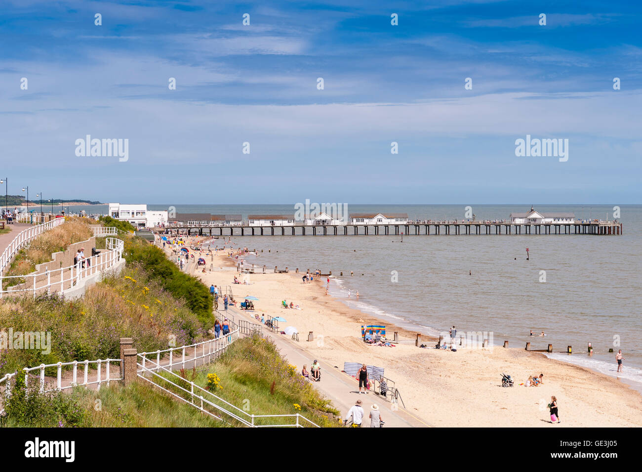 Southwold , Suffolk , Royaume-Uni. 22 juillet 2016. Les gens sur la plage et de la promenade sur une chaude après-midi d'été, à Southwold, Suffolk , Angleterre , Royaume-Uni. Tim Oram/Alamy Live News Banque D'Images