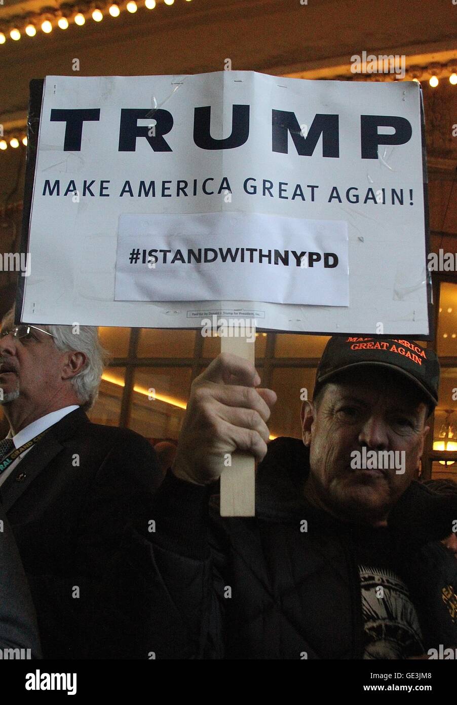 NEW YORK, NY - 14 avril : partisan d'atout face de l'hôtel Grand Hyatt où l'Assemblée l'État de New York Comité républicain Collecte de fonds s'est tenue à New York, New York le 14 avril 2016. Crédit photo : Rainmaker Photo/MediaPunch Banque D'Images