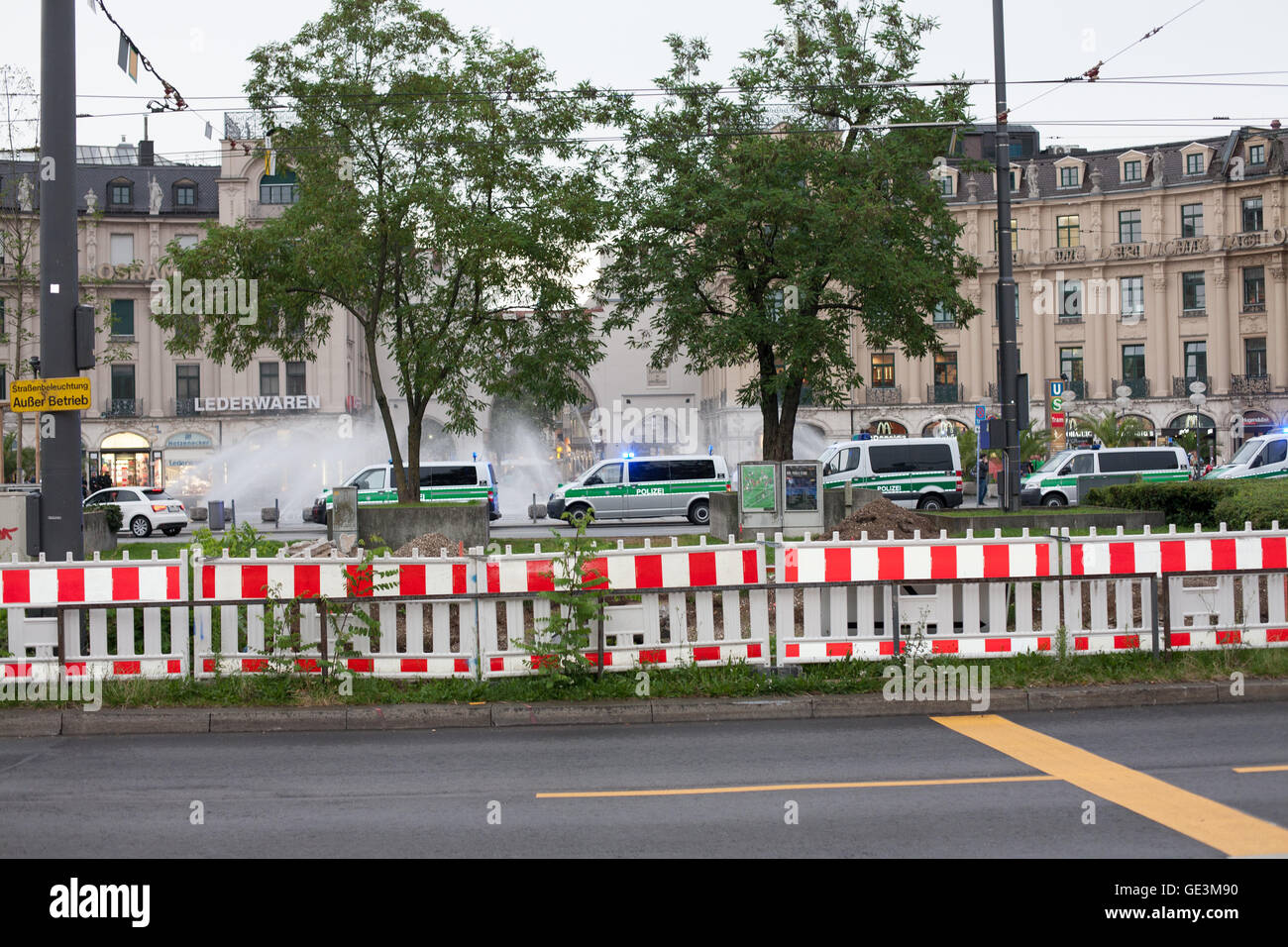 Munich, Allemagne. 22 juillet, 2016. Tournage à Munich à un centre commercial. Tous les transports publics a été arrêté, la police a fermé la station principale et des gens sont arrêtés et fouillés que l'auteur est toujours en cavale. Cette photo est à Stachus, où la police a fermé la route. Credit : Géorgie Chapman/Alamy Live News Banque D'Images