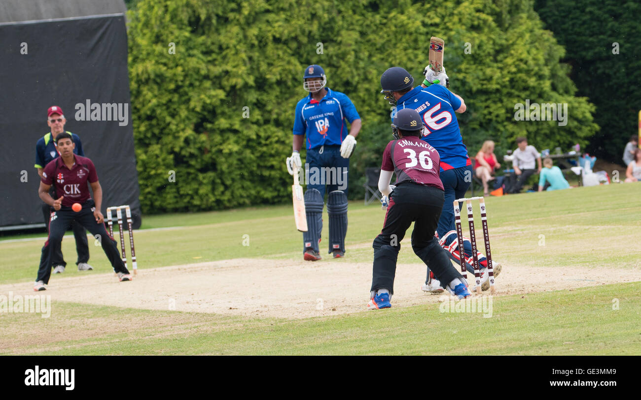 Brentwood, Essex, 22 juillet 2016, Simon Jones, de l'équipe de cricket anglais PCA Masters frappe la balle pour quatre contre Brentwood Cricket Club Crédit : Ian Davidson/Alamy Live News Banque D'Images