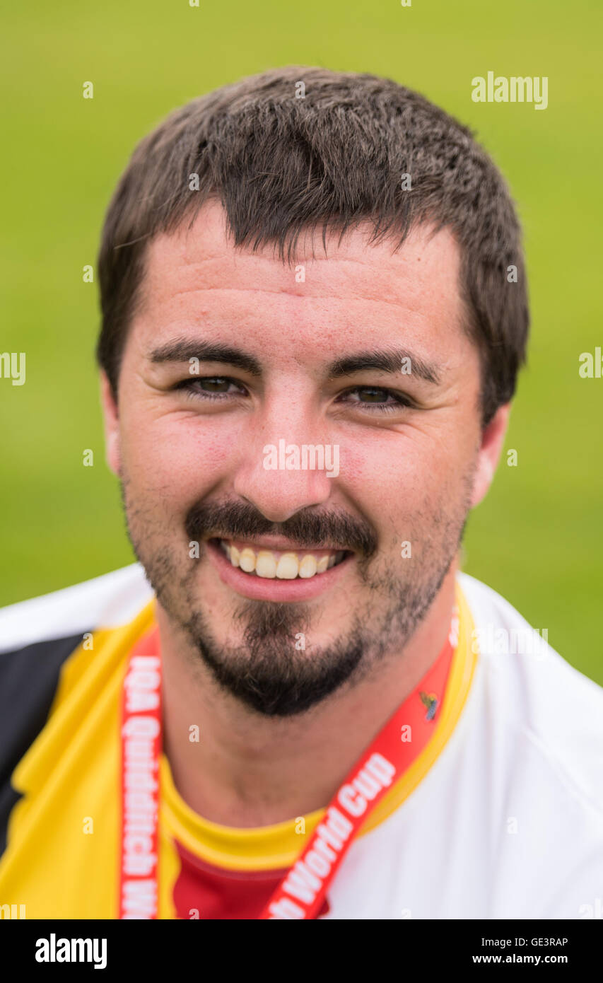 Francfort, Allemagne. 23 juillet, 2016. Organisateur de la Championnats du Monde de Quidditch, Matthew Guenzel, pose au cours de la Championnats du Monde de Quidditch 2016 à Francfort sur le Main, Allemagne, 23 juillet 2016. L'IQA aux Championnats du Monde de Quidditch aura lieu à Francfort sur le Main avec des équipes de plus de 20 pays. Le jeu inspiré par les livres de Harry Potter est un mélange de handball, rugby et dogeball. Photo : Andreas Arnold/dpa dpa : Crédit photo alliance/Alamy Live News Banque D'Images