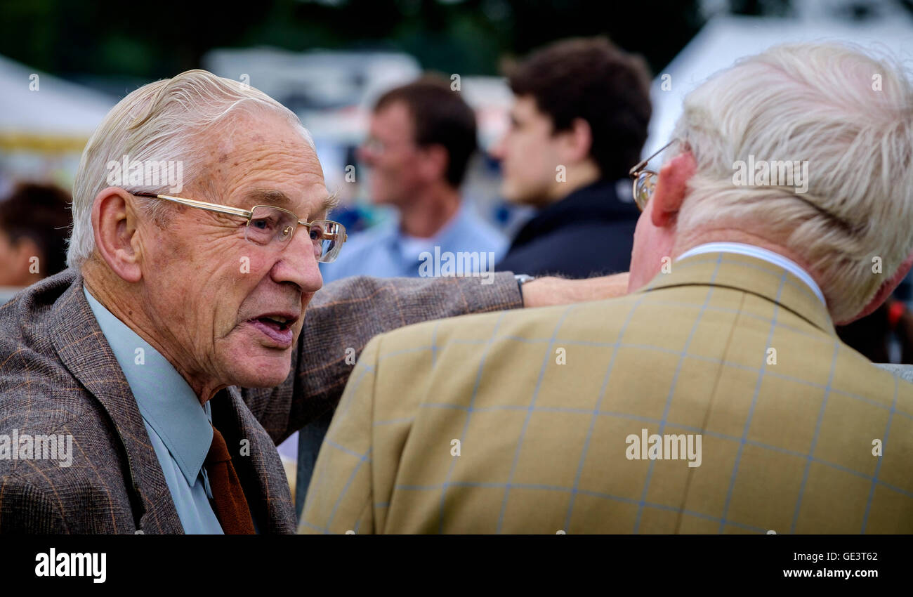 Salon de l'agriculture Biggar - Biggar, South Lanarkshire - 23 juillet 2016 Les agriculteurs ayant un chat à l'arène d'exposition Crédit : Andrew Wilson/Alamy Live News Banque D'Images