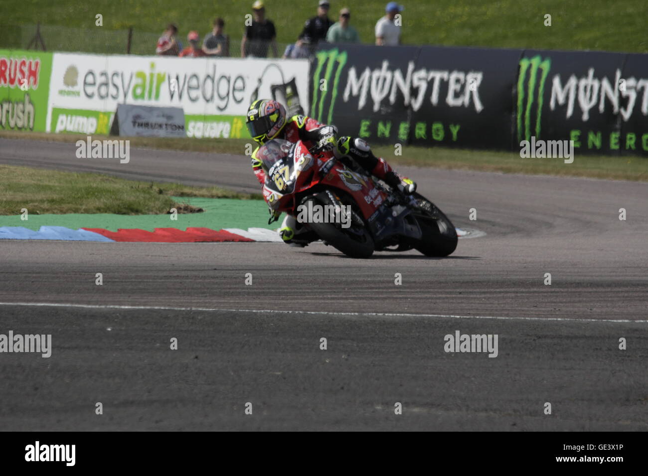 Shane Byrne équitation dans les tours de qualification du Championnat Superbike britannique d'assurance MCE à Thruxton 23 juillet 2016. Banque D'Images