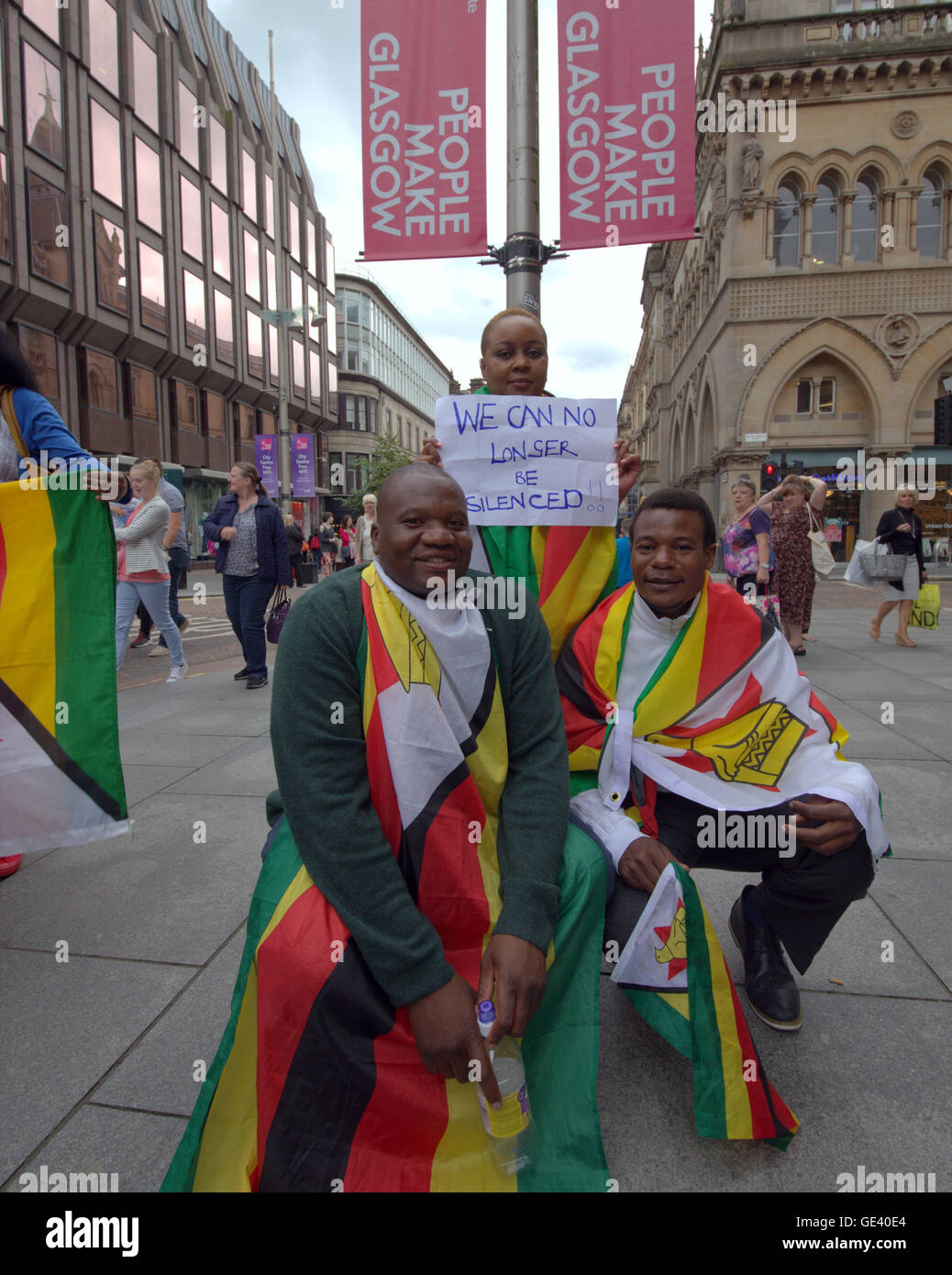 Glasgow, Écosse, Royaume-Uni 23 Juillet 2016. Scotland's zimbabwéen communauté réunie à Glasgow aujourd'hui à l'appui d'une protestation internationale contre la corruption dans leur pays du Zimbabwe. Scandant "assez c'est assez !", ils ont avec leurs compatriotes à l'étranger, 50 résidents écossais s'est joint au reste du monde une manifestation organisée à travers les médias sociaux contre le gouvernement et son président Robert Mugabe Crédit : Gérard Ferry/Alamy Live News Banque D'Images