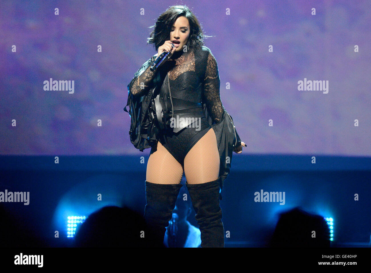 Toronto, Canada. 23 juillet, 2016. Demi Lovato chanteuse effectue au Centre Air Canada au cours de l'avenir tour maintenant. Credit : EXImages/Alamy Live News Banque D'Images