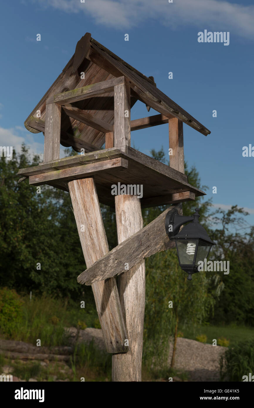 Bac d'alimentation pour les oiseaux en bois Banque D'Images