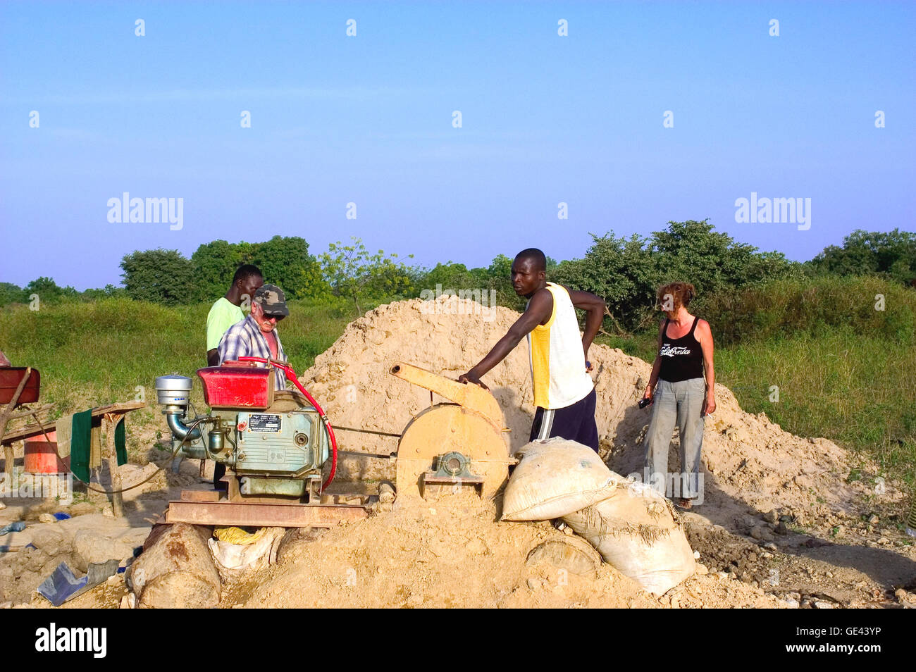 Chercheur d'or française est intéressée par les outils utilisés par les mineurs africains au Burkina Faso Banque D'Images