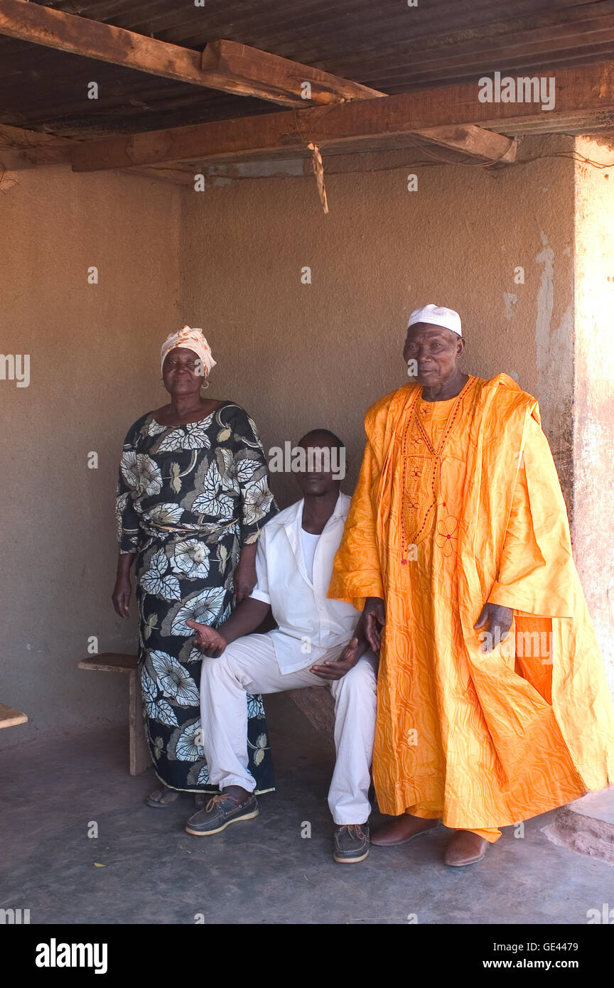 Portrait d'un fils à ses parents accueil devant leur maison à Ouagadougou Banque D'Images