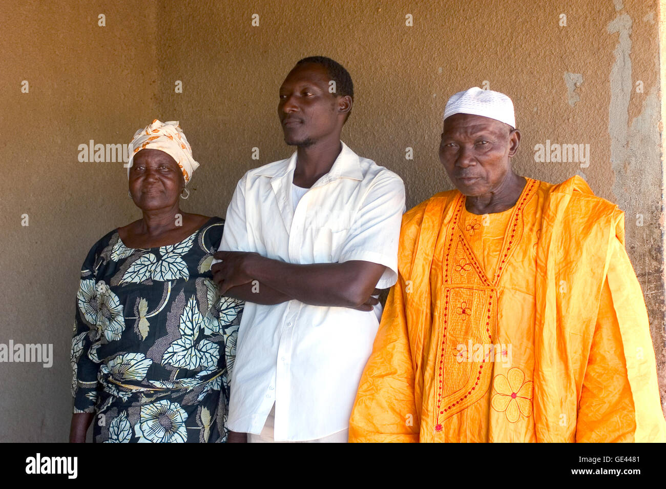 Portrait d'un fils à ses parents accueil devant leur maison à Ouagadougou Banque D'Images