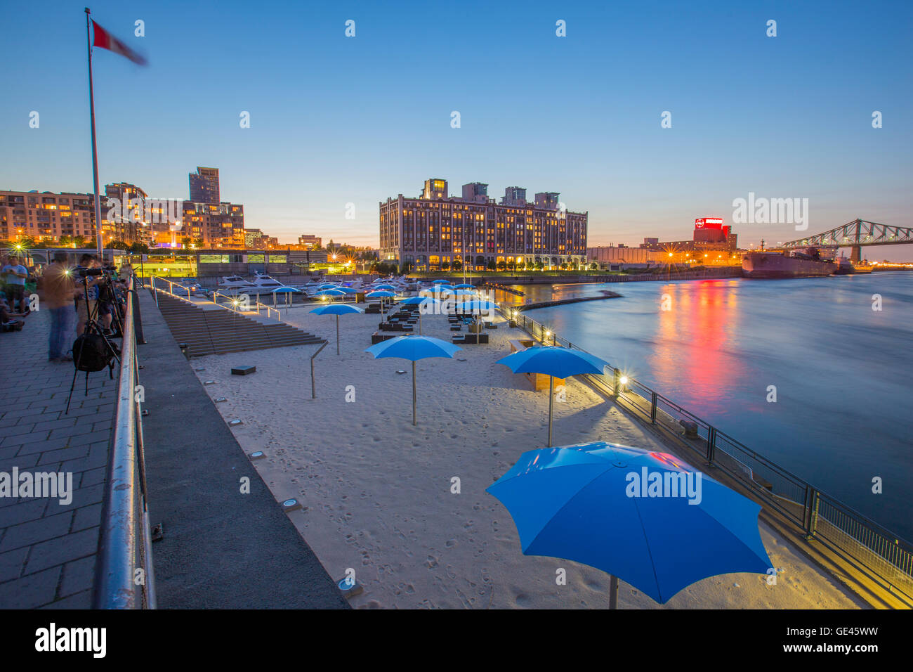 Le Vieux Port de Montréal - Tour de l'horloge Beach at Dusk Banque D'Images