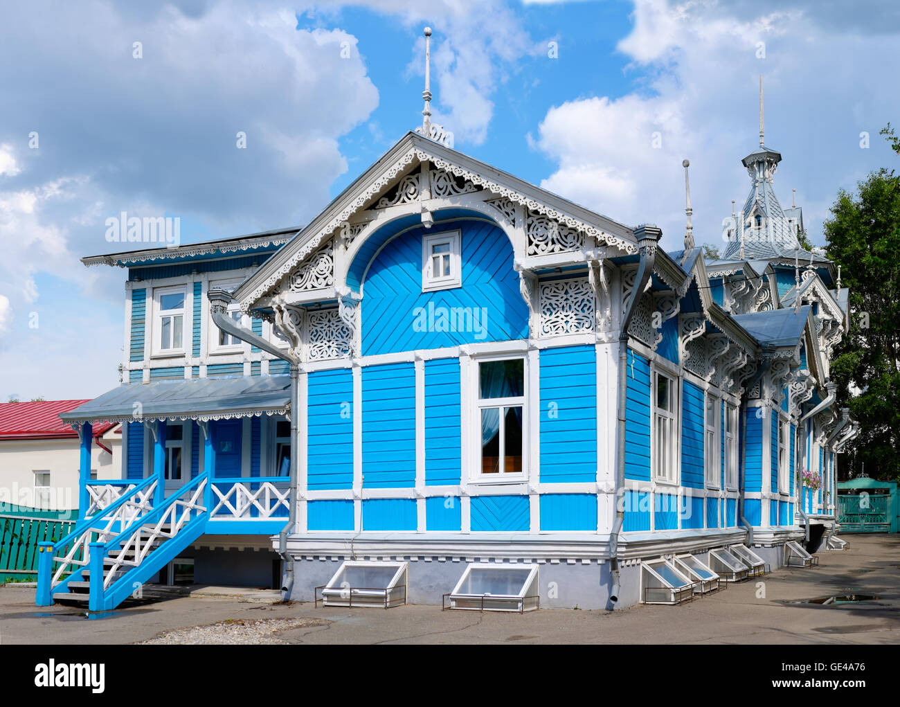 L'architecture en bois de la Russie. Centre allemand russe dans la ville de Tomsk. L'un des bâtiments en bois plus préférés en Sibérie Banque D'Images