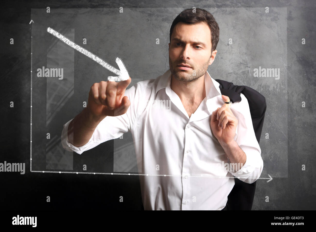 Un homme avec une veste d'un écran tactile sur un fond noir. Banque D'Images