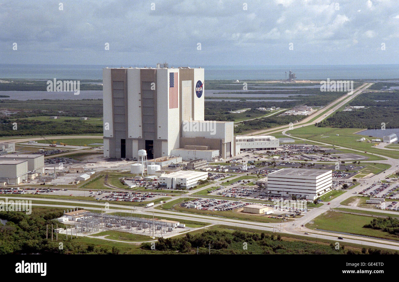 Une vue aérienne du complexe de lancement 39 zone montre le bâtiment d'assemblage du véhicule (au centre), avec le Centre de contrôle de lancement sur sa droite. Sur le côté ouest (extrémité inférieure) sont (de gauche à droite) l'orbiter processing facility, Centre de contrôle des opérations et l'établissement d'un soutien. À l'Est (extrémité supérieure) sont des rampes de lancement 39A (à droite) et 39B (juste au-dessus de la VAB). La crawlerway s'étend entre le VAB et les rampes de lancement vers l'océan Atlantique, vu au-delà d'eux. Sur la droite se trouve le bassin de virage où de nouveaux réservoirs externes sont amenés par bateau. Image #  : 99PP-1213 Banque D'Images