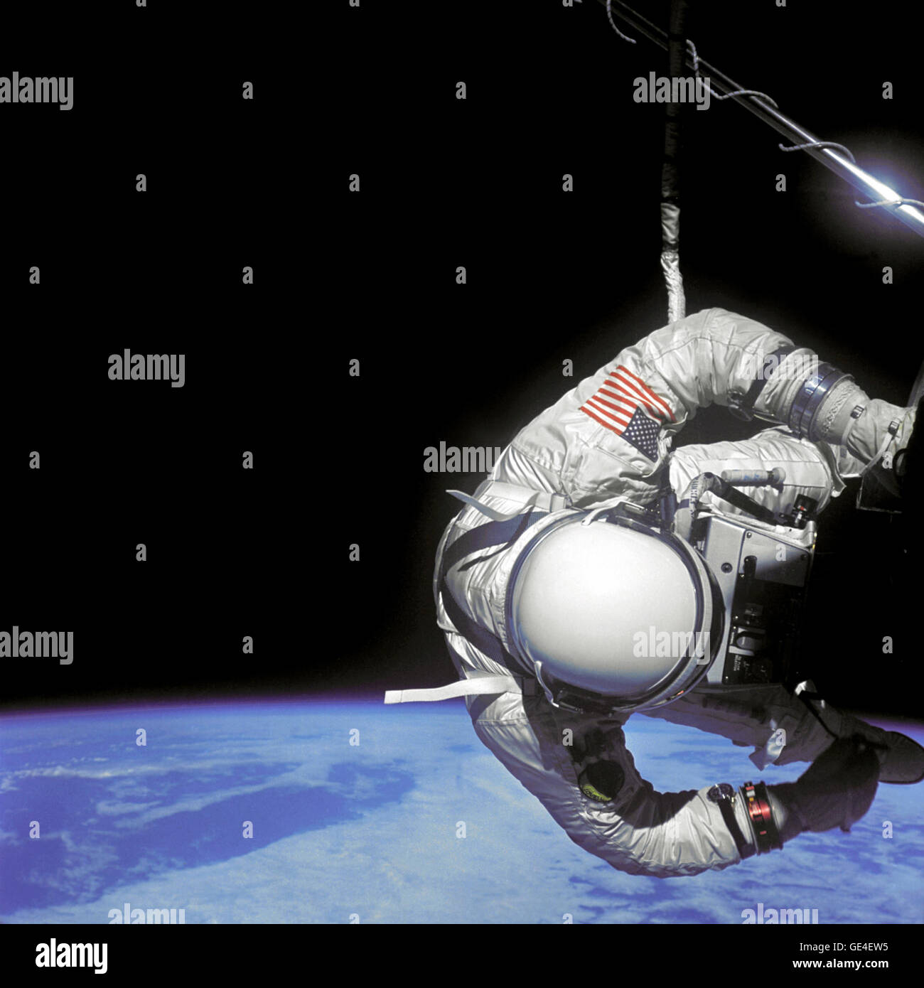 Edwin E. Aldrin Jr., pilote de l'engin spatial Gemini 12 effectue activité extravéhiculaire (EVA) au cours de la deuxième journée de la mission de quatre jours dans l'espace. L'aldrine est placé à côté de l'Agena work station. Image #  : S66-62782 Banque D'Images