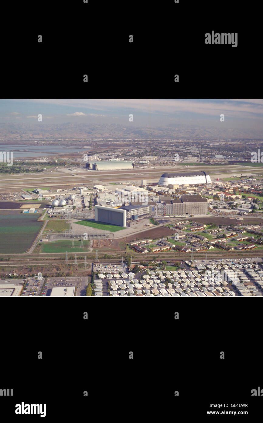 Le panneau Ames Aerials et NFAC représentent des éléments clés dans l'histoire de la recherche aéronautique de la NASA. Le Centre de recherche Ames et le National Full-Scale Aerodynamic Complex (NFAC) sont des installations essentielles pour étudier l'aérodynamique et la dynamique de vol, contribuant au développement des technologies aéronautiques et spatiales. Banque D'Images