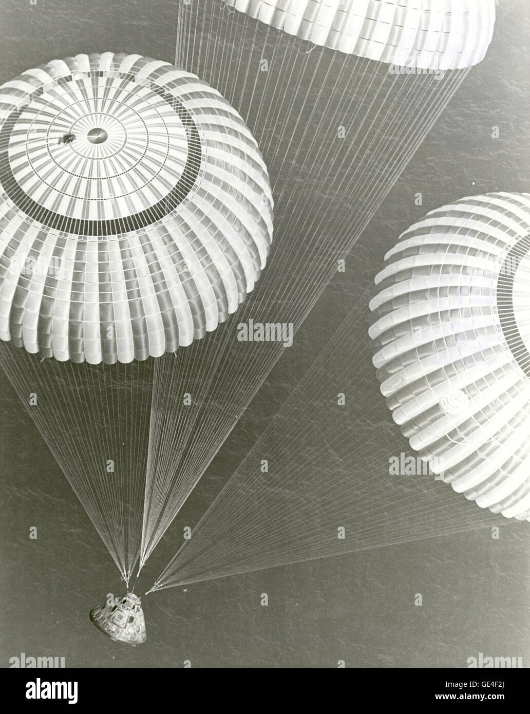 Le vaisseau Apollo 17, contenant les astronautes Eugene A. Cernan, Ronald E. Evans, et Harrison H. Schmitt, glissait à un splashdown à 2:25 pm HNE le 19 décembre 1972, 648 kilomètres (350 milles nautiques) au sud-est des Samoa américaines. Ils ont été transportés par hélicoptère à l'USS de récupération Ticonderoga légèrement moins d'une heure après la fin de la sixième et dernier atterrissage lunaire habitée dans le programme Apollo. Image #  : 72-H-1550 Banque D'Images