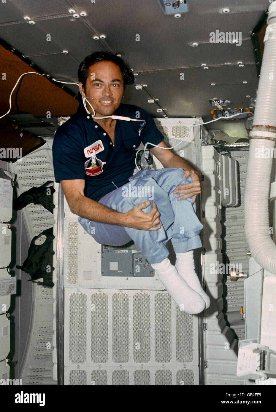 Description : Robert L. Crippen pilote tire parti de l'absence de gravité pour effectuer des acrobaties dans le domaine de la cabine intermédiaire de la navette Columbia STS-1. Cette caméra 35mm image a été prise par le commandant de mission et son coéquipier John Young sur une date non identifiés au cours de la mission (entre 12 au 14 avril) et libéré après la mission. Image #  : S81-30420 Date : 13 avril 1981 (environ) Banque D'Images