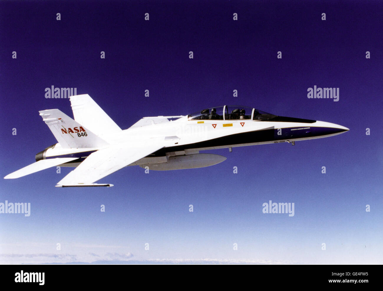 (26 novembre 1996) Un F-18B l'avion en vol utilisé comme avion d'appui et chase sur des missions de recherche de Dryden. Image #  : EC96-43830-12 Banque D'Images