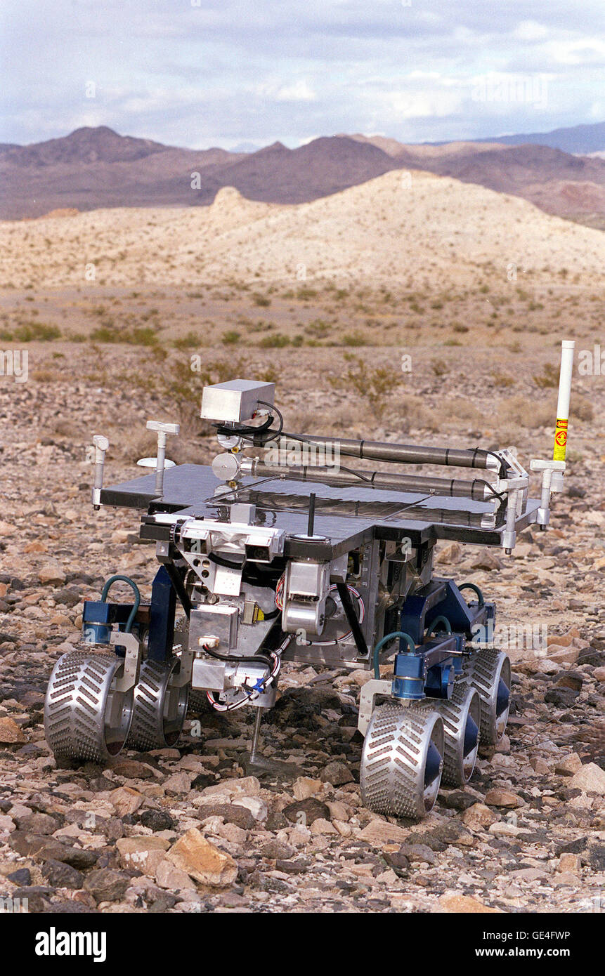 Le domaine de la conception et de l'exploitation intégrée (FIDO) rover est utilisé dans les tests de la NASA pour simuler des conditions de conduite sur Mars. FIDO est à un site intéressant du point de vue géologique, dans le centre de Nevada alors que c'est contrôlé à partir de la salle de contrôle de mission au JPL's Planetary Robotics Laboratory, à Pasadena. FIDO utilise un bras de robot pour manipuler les instruments scientifiques et il a un nouveau mini-vide-pomme ou d'exercice, d'extraire et de cache d'échantillons de roches. Plusieurs systèmes embarqués à bord de l'appareil photo permettent à l'rover à recueillir des images scientifiques et de navigation par commande à distance. Le Rover est à peu près de la taille d'une table de café et pèse comme m Banque D'Images