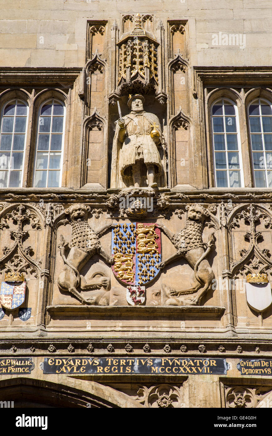 Une vue de la statue du Roi Henry VIII sur la magnifique gatehouse de Trinity College à Cambridge, Royaume-Uni. Le roi Henry VII fonde T Banque D'Images