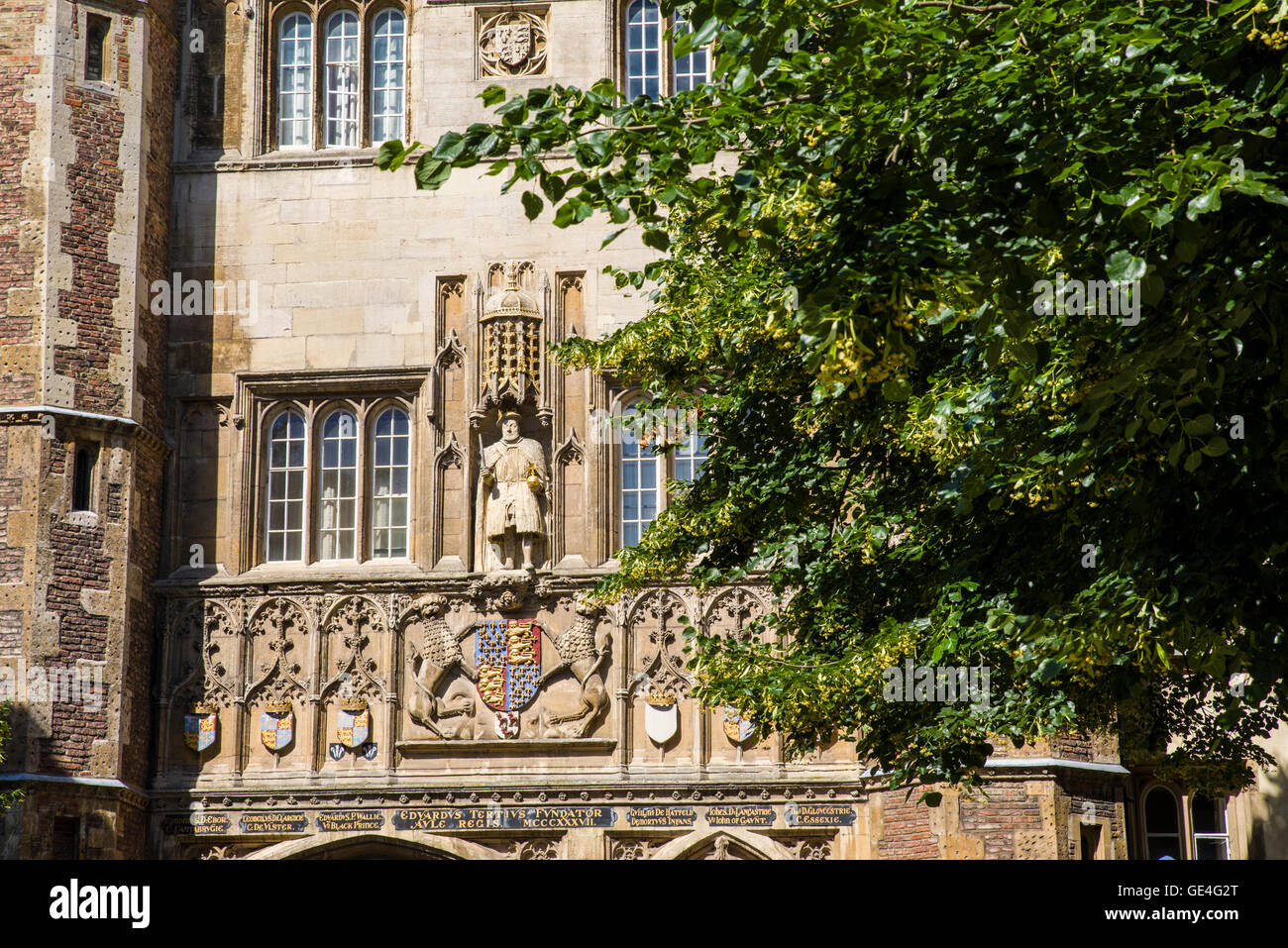 Une vue de la statue du Roi Henry VIII sur la magnifique gatehouse de Trinity College à Cambridge, Royaume-Uni. Le roi Henry VII fonde T Banque D'Images