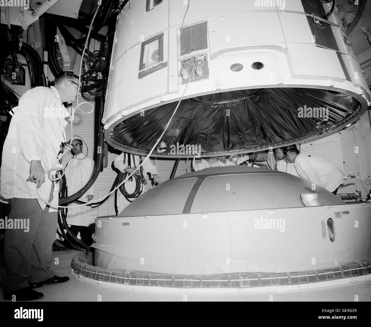 Le vaisseau spatial Gemini III est accouplé avec le Titan II dans la chambre blanche de la Pad 19 au Centre spatial Kennedy. Virgil I. Grissom (Gus) et John Young rode la capsule dans l'espace le 23 mars 1965 pour une mission d'une durée de près de cinq heures. La paire d'astronautes a testé l'engin sur le premier vol Gemini. Image #  : S65-17337 Date : Février, 1965 Banque D'Images