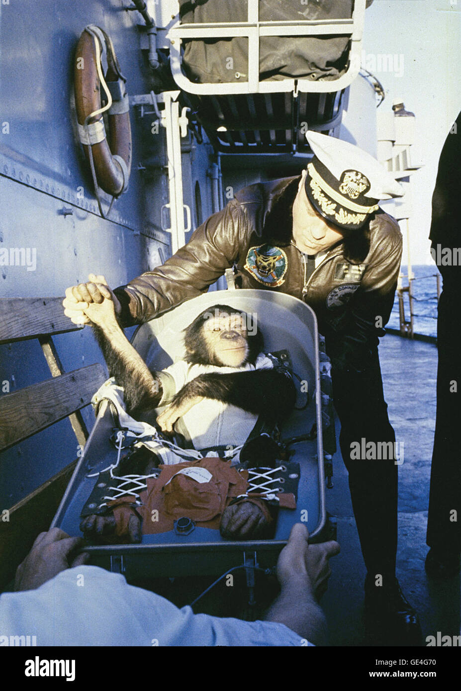 Chimpanzé Ham est accueilli par le commandant du navire de récupération après avoir terminé avec succès son vol à bord de la fusée Mercury-Redstone. La mission de HAM, MR-2, a marqué une étape importante dans l’histoire des vols spatiaux humains en tant que premier primate à orbiter autour de la Terre. Banque D'Images