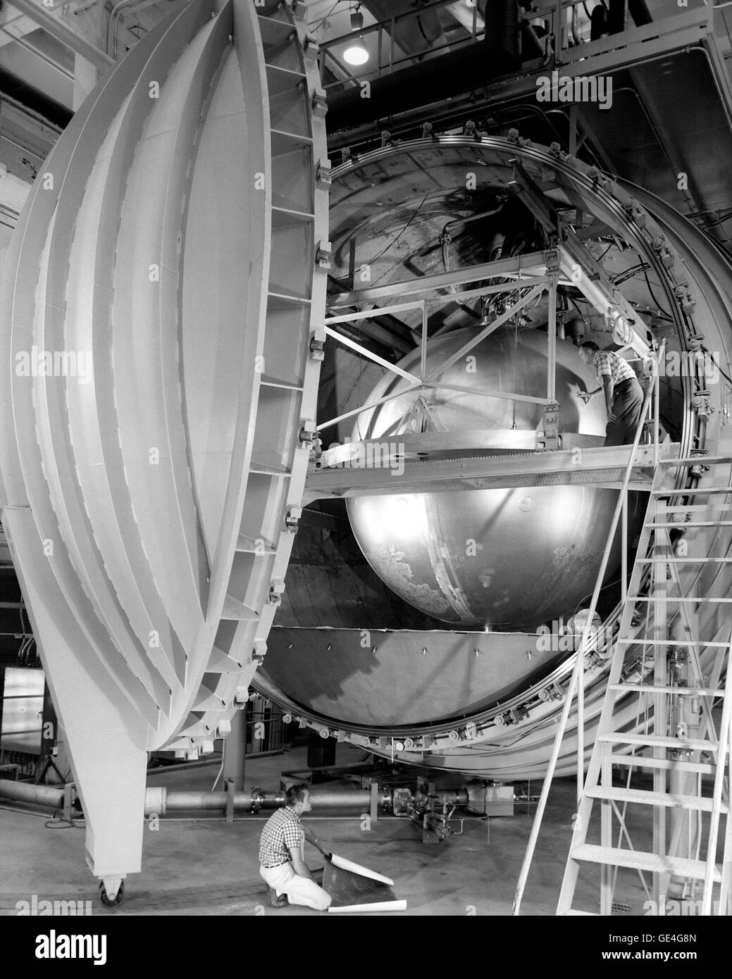 Un réservoir d'hydrogène de 13 pieds est monté dans la chambre d'essai de K-site à la station de Plum Brook (aujourd'hui Glenn Research Center). Cette chambre d'essai fait partie des installations de la NASA utilisées pour effectuer des évaluations critiques de composants aérospatiaux dans des conditions extrêmes. Banque D'Images