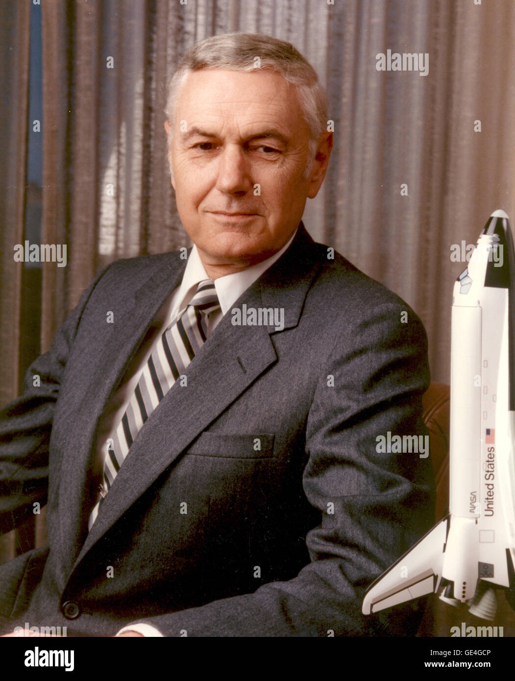 James M. Beggs a servi comme administrateur de la NASA, sixième à partir de juillet 1981 à décembre 1985. M. Beggs a reçu des diplômes de l'United States Naval Academy et la Harvard Graduate School of Business Administration. Il a occupé des postes à la General Dynamics, Westinghouse Electric Corp., et la Summa Corp. avant de devenir administrateur, M. Beggs a servi comme administrateur associé, Bureau de la recherche et de la technologie de pointe de la NASA à partir de 1968-1969 et sous-secrétaire des Transports de 1969 à 1973. Après avoir quitté la NASA en 1985, M. Beggs a travaillé comme consultant. Centre : AC Image #  : GPN-2002-000089 Banque D'Images