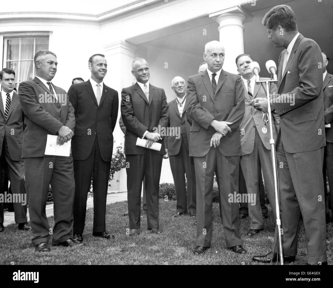 (1 août 1962) l'ancien président John F. Kennedy remet à M. Robert R. Gilruth Directeur du Manned Spacecraft Center de Houston, au Texas, avec la médaille de distinction de la fonction publique fédérale. La cérémonie a eu lieu sur la pelouse de la Maison Blanche. Étaient présents à cette deuxième de gauche à droite : l'astronaute Alan Sheppard, l'astronaute John Glenn, le Dr Robert R. Gilruth, l'administrateur de la NASA, James Webb et le président John F. Kennedy. Image #  : JFK-GILRUTH Banque D'Images
