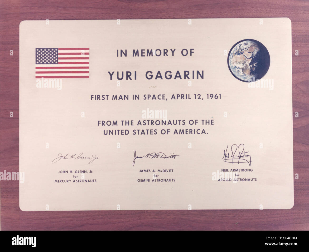 M. George M. Low, administrateur par intérim de la NASA, a présenté à l'URSS le 21 janvier 1971, une plaque à la mémoire du cosmonaute soviétique Youri Gagarine qui a fait le premier vol dans l'espace le 12 avril 1961. L'acceptation de la plaque à la cérémonie a Moscou le général soviétique Kouznetsov, commandant de l'URSS, de la base de l'espace Star City où les cosmonautes ont été formés depuis 1960. 3068, qui fait l'histoire avec ses 1 heure et 48 minutes de vol, a perdu la vie dans un accident d'entraînement le 27 mars 1968. Image : S-70-56914 Date : Janvier 21, 1971 Banque D'Images